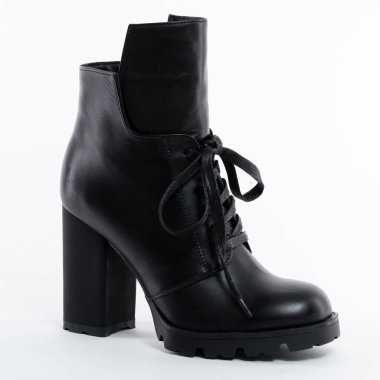 Klasik siyah deri yarı sezon yüksek topuklu çizme.