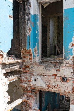 Bina yıkıldı. Savaş sırasında hava saldırısının sonuçları. Deprem