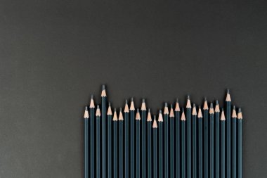 Farklı kalınlıkta çubukları olan siyah kalemler. Bir çift tahta kalem seti. Profesyonel siyah tahta kalemler. Model yap, boşluğu kopyala.