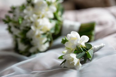 Gelin ve damat için düğün aksesuarları: yaka çiçeği