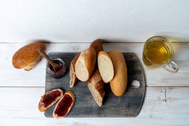 Ekmekli hafif kahvaltı, ev yapımı reçel ve çay. Tatlı yemek..