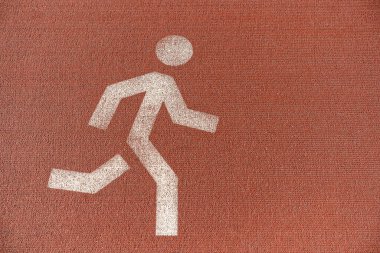 Koşan bir adamın resim çizimi. Yürümek ve koşmak için özel bir yüzey üzerinde koşu bandının belirlenmesi.