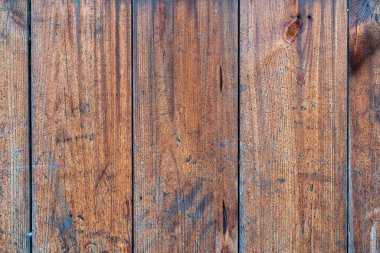 Eski ahşap çitler. Korozyonlu soluk ahşap tahtalar. Birkaç tahtadan yapılmış soyulmuş ahşap kapı. Eski, doğal, boyasız tahta..