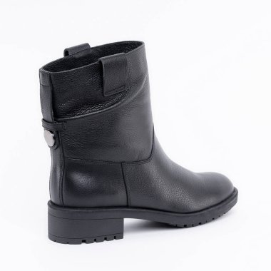 Yarı sezonluk deri çizme Beyaz arka planda