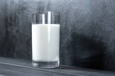 Siyah arkaplanda cam süt