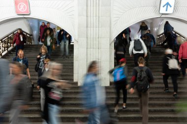 Bulanık hareket. Metroda, tren istasyonunda merdivenlerde bir sürü insan var. İnsanlar büyük salonda merdivenlerden inip çıkıyorlar. Yön insan akışı, kalabalık