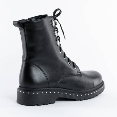 beyaz arka planda dantelli yarı siyah kadın yarı sezon çizmesi