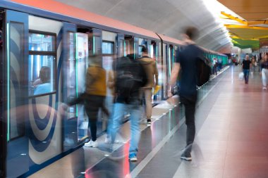 Yolcu akışı konsepti. İnsanlar metroya biniyor. Yolcular bulanık, hareket gösteriliyor. Tren istasyonu..