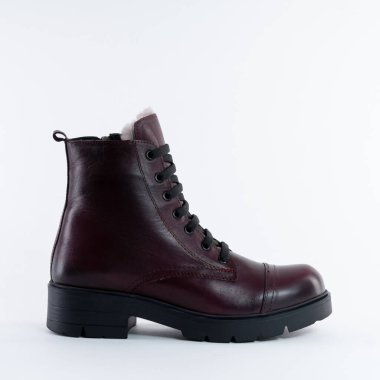 Havalı, sıcak, bağcıklı bordo çizme. Kendi çıkarlarınız için beyaz arka planda. 