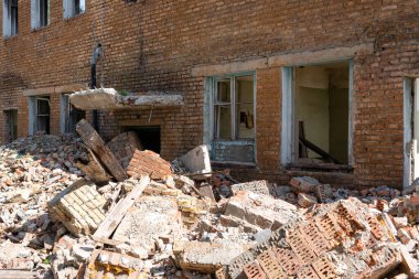 Ön cephe tuğla binayı yok etti. kavram savaşı, yıkım, yıkım, deprem, yağma
