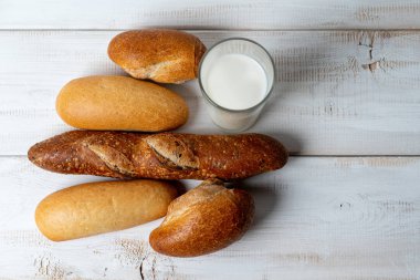 Beyaz ahşap masada sütlü baget. Kırsal kahvaltı..