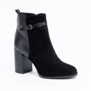 Topukta şık bir çizme. Beyaz arkaplanda.