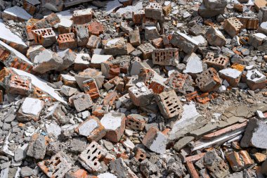 İçerisi harap olmuş. Bunun sonuçları şiddetli depremdir. Terk Edilmiş Konut Binası