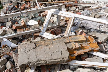 İçerisi harap olmuş. Bunun sonuçları şiddetli depremdir. Terk Edilmiş Konut Binası