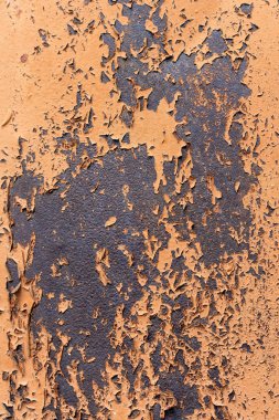 Metal bir yüzeydeki kırmızı boyayı soyan bir arka plan. Eski boyanmış metal kapı. Turuncu boya metalle yırtılmış..