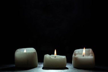 siyah arka plan üzerine yas mumlar