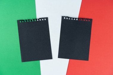 Kara Liste İrlanda. Yas tutma, yasaklama, yaptırımlar, politika. İrlanda bayrağında siyah not defterleri var. Model oluştur, boşluğu, deseni, karton dokuyu kopyala.