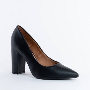 Klasik yüksek topuklu siyah deri ayakkabı. Beyaz arkaplanda. 