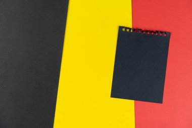 Kara Liste Belçika. Yas tutma, yasaklama, yaptırımlar, politika. Belçika bayrağında siyah defter var. Model oluştur, boşluğu, deseni, karton dokuyu kopyala.