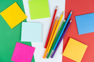 Lgbt renkli kalemler ve desen renkli kartondan İtalya bayrağı üzerine çok renkli notlar. İtalyan lgbt topluluğunun konsept hayatı.