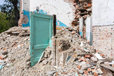 Bina yıkıldı. Savaş sırasında hava saldırısının sonuçları. Deprem