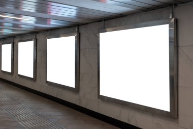 Altgeçitteki dikdörtgen ışık kutularını düzenle. Tünelde reklam tasarımı. Boşluğu kopyala. 
