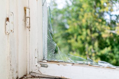 pencere çerçevesinde kırık cam parçaları