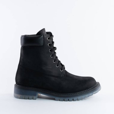 Serin yarı sezonluk siyah süet çizmeli, bağcıklı. Kendi çıkarlarınız için beyaz arka planda. 