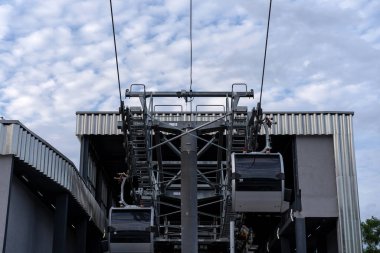 Kabinleri olan teleferik istasyonu. İçeriden ayrılan taksiler gibi görülebilir..
