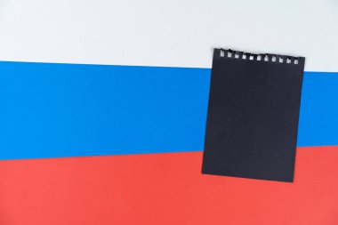 Kara Liste Rusya. Yas tutma, yasaklama, yaptırımlar, politika. Rus bayrağında siyah not defteri var. Model oluştur, boşluğu, deseni, karton dokuyu kopyala.