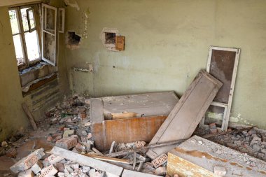 İçerisi harap olmuş. Bunun sonuçları şiddetli depremdir. Terk Edilmiş Konut Binası