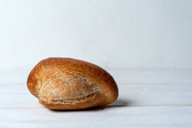 Beyaz ahşap masada çavdar ekmeği.