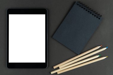 Siyah defter, beyaz kalemler ve siyah kağıda yazılmış tablet. Model Yap, Boşluğu Kopyala