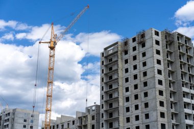 Çok katlı bir bina inşaatı. İnşaat vinci bir konut inşaatında çalışıyor. Çok katlı bina inşaatı.