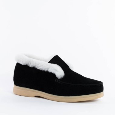 Kadınlar siyah külçe içinde kürklü kış botları giyerler.