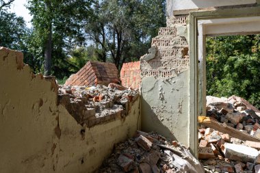 İçerisi harap olmuş. Bunun sonuçları şiddetli depremdir. Terk Edilmiş Konut Binası