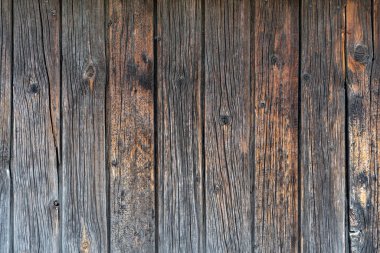 Eski soyulan ahşap tahtalar. Arka plan doğal ahşap tahtalar. Eski boyanmamış ahşap kalasların dokusu. Eski ahşap tahtaların dikey düzeni.