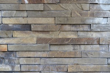 Modern tasarım gri taş duvar. Düz taş bloklar. Taş duvardaki dikişler. Siyah tahta duvar arkaplanı