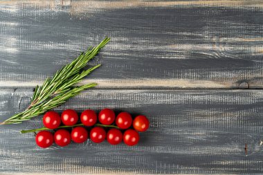 Kırmızı kiraz domatesleri ve biberiye. Boşluğu kopyala