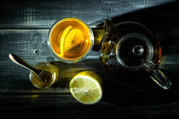 Свіжий Чорний Чай Лимоном Медом Прозорому Термостаті Чайник Вид Зверху — стокове фото