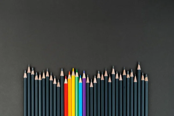 Siyah kağıt arka planda siyah ve lgbt renkli kalemler. Model yap, kopyala uzayı. Igbt topluluğunun bütünleşme kavramı. Homoseksüel insanlara karşı dostluk ve hoşgörü.