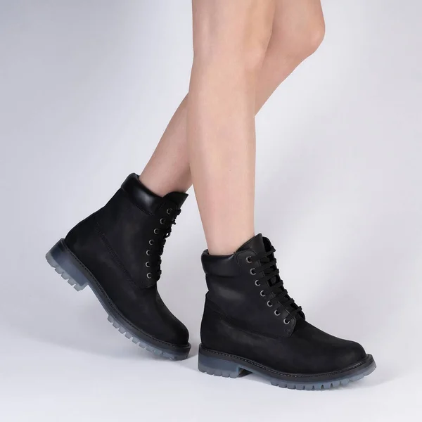 Demi Saisonale Weibliche Schwarze Lederschuhe Mit Schnürung Den Modelbeinen Aufgenommen — Stockfoto