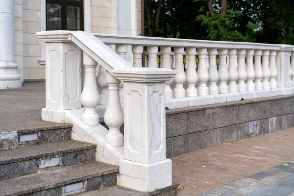 Weiße Palastgeländer Mit Geblasenen Requisiten Schöne Klassische Architektur Luxus Geländer — Stockfoto