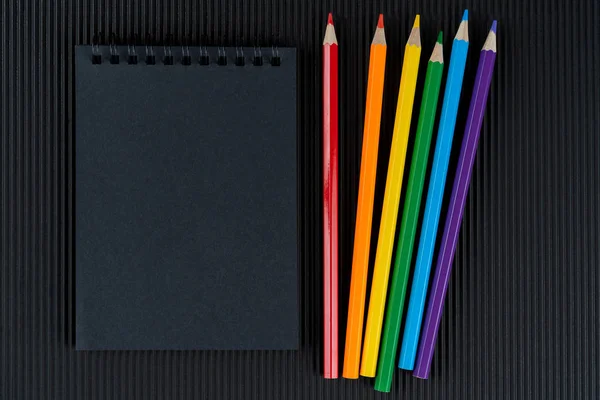 Cuaderno Negro Lápices Color Lgbt Encuentran Sobre Fondo Cartón Corrugado — Foto de Stock