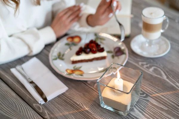 Cherry Cheesecake Dengan Latte Kafe Sarapan Buatan Sendiri Dengan Kopi — Stok Foto