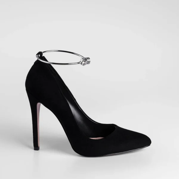 Femmes Daim Noir Chaussures Talons Hauts Avec Élément Décoratif Bracelet — Photo