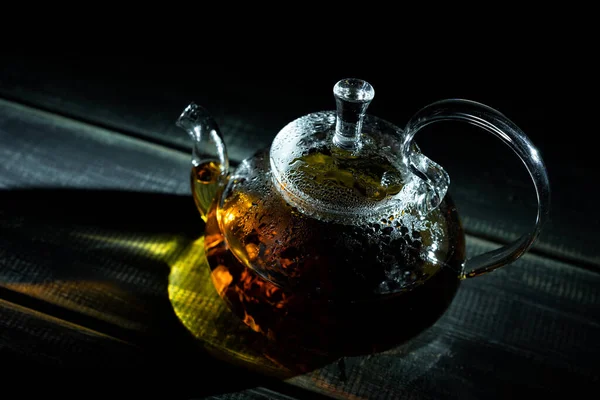 Glas Teekanne Mit Heißem Frischem Schwarzen Tee Auf Dunklem Hintergrund — Stockfoto