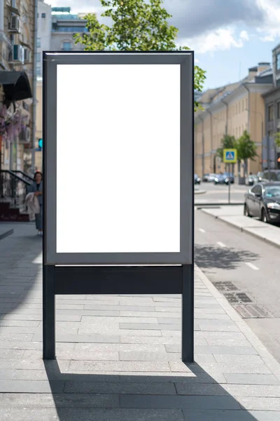 模拟城市街道上的矩形垂直灯箱 广告建设 复制空间 人行道上的广告牌狭窄的街道 在背景建筑和道路上 — 图库照片