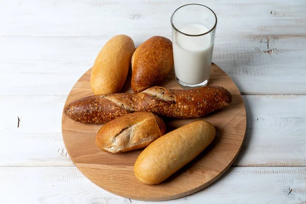 Vete Råg Och Multikornbaguetter Med Mjölk Enkel Näringsrik Frukost — Stockfoto