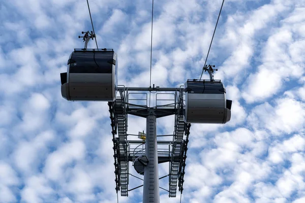 Téléphérique Avec Cabines Dans Lesquelles Les Gens Vont Structure Soutien — Photo